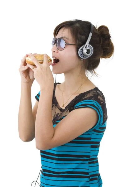 Hamburger Güneş Gözlüğü Baş Telefonu Beyaz Üzerine Ile Güzel Kadın — Stok fotoğraf