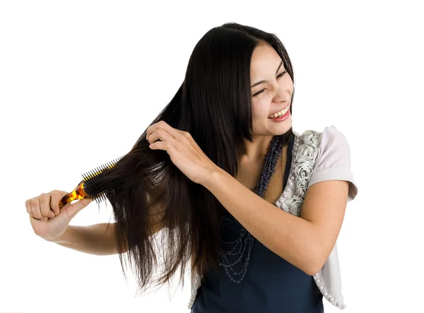 女人刷她的头发 — 图库照片