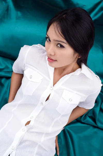 Сексуальная Азиатская Красота Позирует Зеленом Шелке — стоковое фото