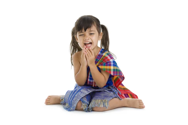 Маленькая девочка в традиционном тайском смехе — стоковое фото