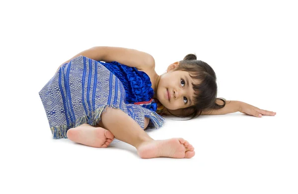Милая Маленькая Девочка Лежит Полу Смотрит Камеру Изолированная Белом Фоне — стоковое фото