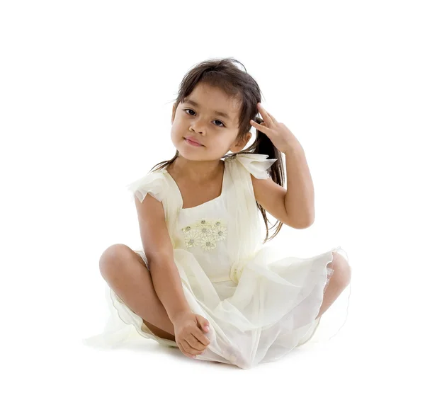Beyaz Bir Arka Plan Üzerinde Oturan Sevimli Küçük Kız — Stok fotoğraf