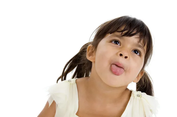 Schönes Kleines Mädchen Das Seine Zunge Herausstreckt Isoliert Auf Weißem — Stockfoto