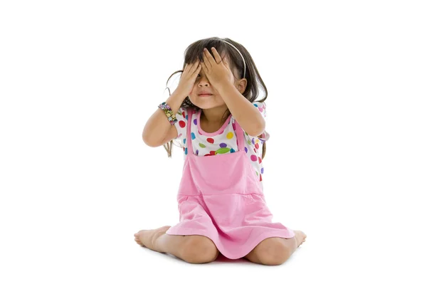 可爱的小女孩 涵盖了她用她的双手 在白色背景上孤立的眼睛 — 图库照片