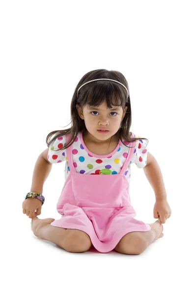 Милая маленькая девочка с розовым платьем — стоковое фото