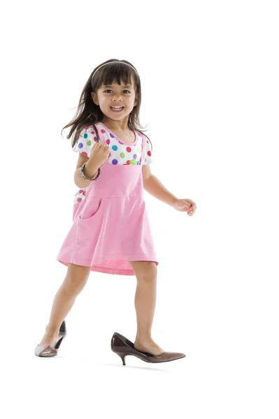 Niedliches Kleines Kind Mit Übergroßen Schuhen Isoliert Auf Weißem Hintergrund — Stockfoto