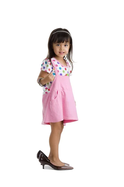 Kleines Mädchen mit übergroßen Schuhen — Stockfoto