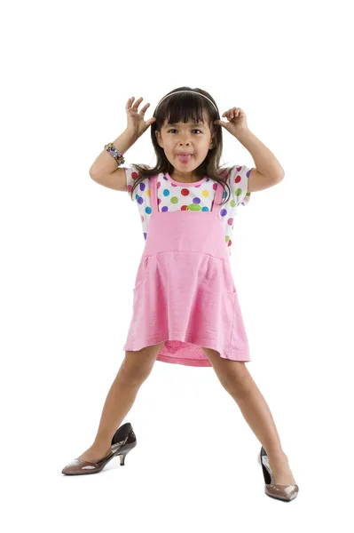 Niedliches Kleines Mädchen Mit Übergroßen Schuhen Die Ihre Zunge Herausstrecken — Stockfoto