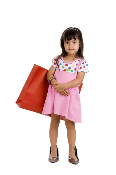 可爱的小女孩用购物袋和超大的鞋子 在白色背景上孤立 — 图库照片