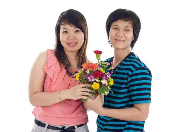 Dvě asijské ženy s květinami — Stock fotografie