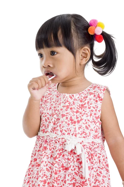 孤立在白色背景上的一根棒棒糖的可爱小女孩 — 图库照片
