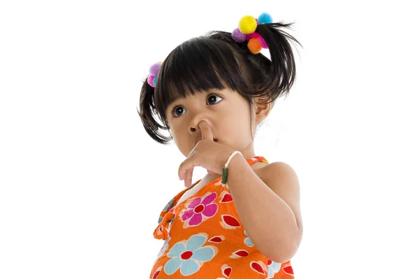 Klein meisje haar neus plukken — Stockfoto
