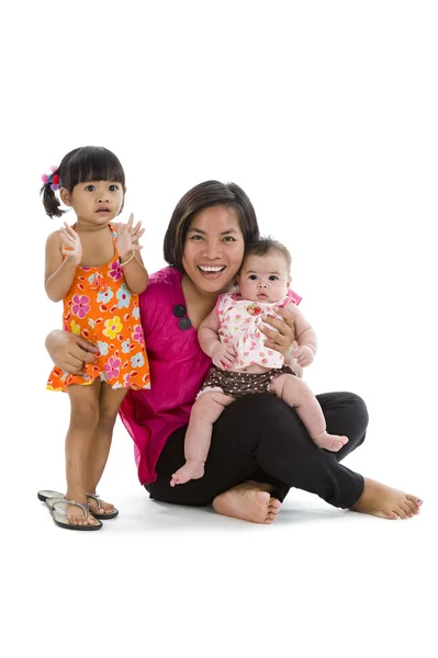 Šťastná matka s dvěma dívkami, sladké — Stock fotografie