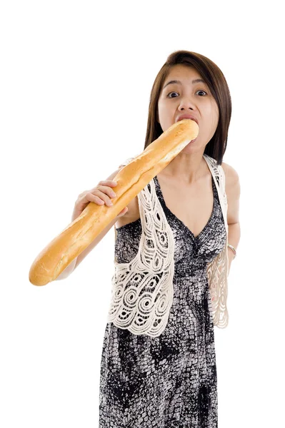 かなりアジアの女性の白い背景で隔離されたフランスパンをかむ — ストック写真