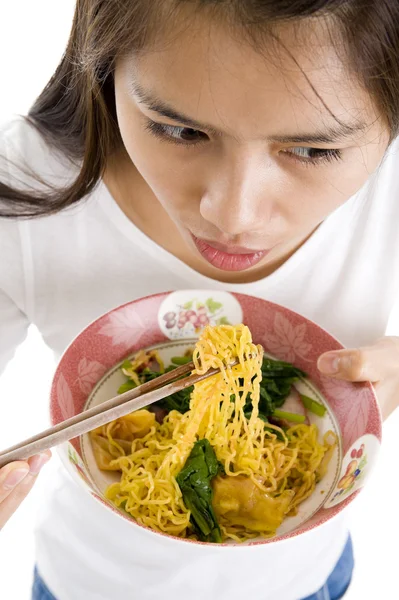 Mujer asiática comiendo con palos de chuleta — Foto de Stock