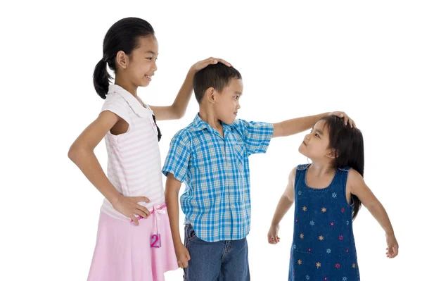 Kinder mit unterschiedlichen Größen — Stockfoto