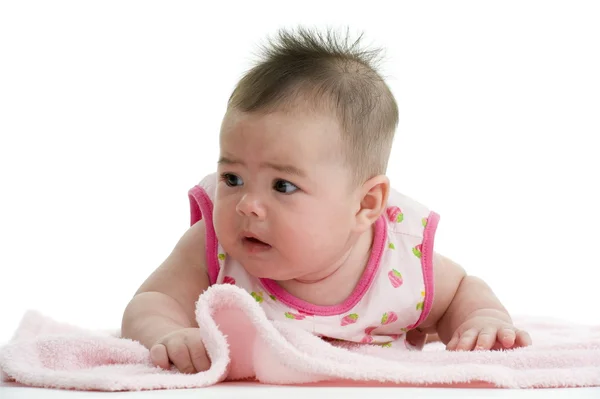 Bonito Bebê Asiático Caucasiano Toalha Rosa Isolado Fundo Branco — Fotografia de Stock