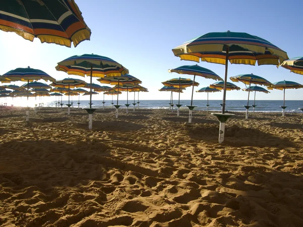 Parasoles Una Playa Desierta —  Fotos de Stock