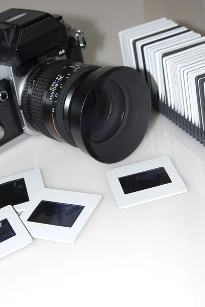 Παλιά Καθρέφτης Reflex Κάμερα Και Διαφάνειες — Φωτογραφία Αρχείου
