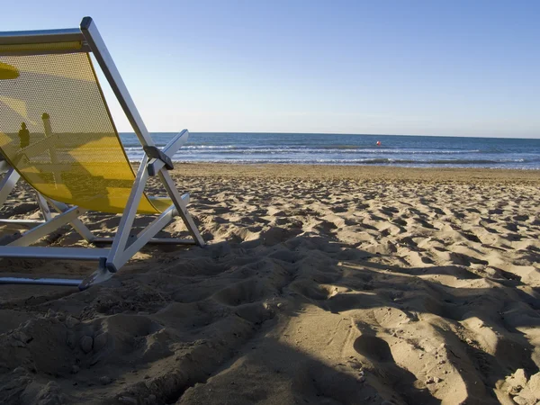 海滩上的躺椅 图库图片