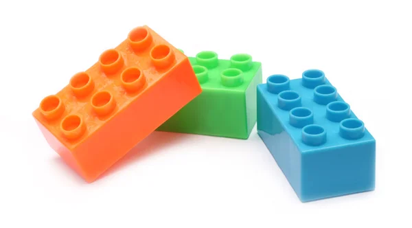 Isolados tijolos de brinquedo de plástico colorido — Fotografia de Stock