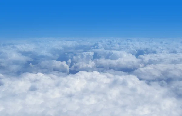 Вид над облаками — стоковое фото