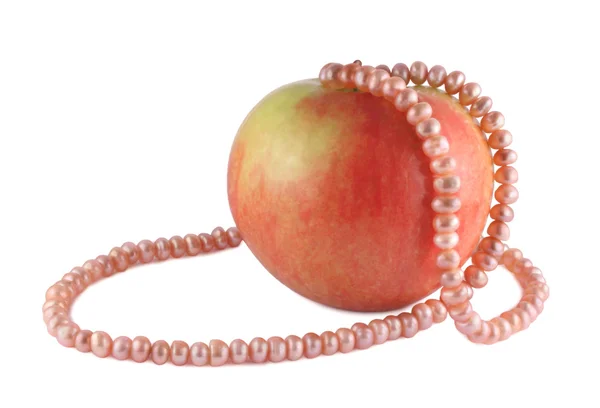Chaîne de perles sur une pomme — Photo
