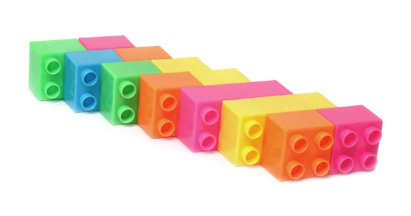 Bunte Plastikspielzeugsteine isoliert — Stockfoto