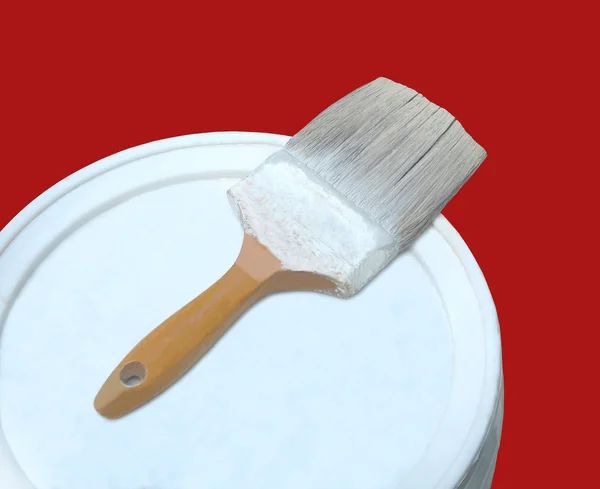 Pincel de pintura em um balde de pintura — Fotografia de Stock