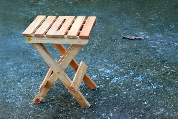 Einsamer Klapphocker aus Holz — Stockfoto
