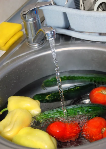 Tvättning av grönsaker — Stockfoto