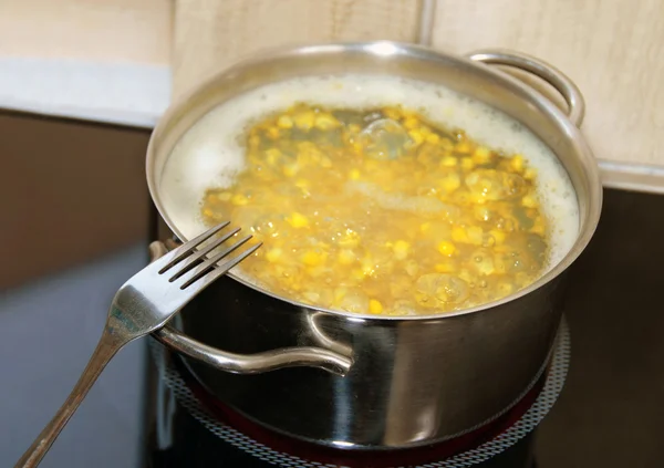 Cocinar maíz en olla —  Fotos de Stock