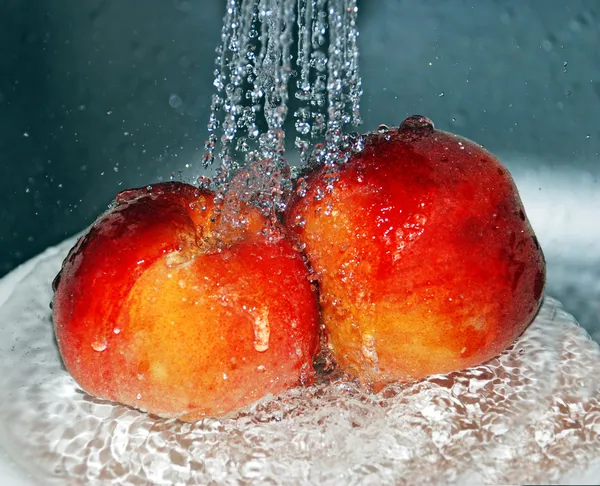 洗桃子 — 图库照片