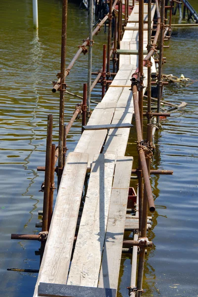 Puente sobre el agua — Foto de Stock