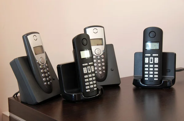 Telefone auf Haltern — Stockfoto
