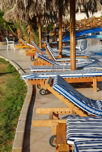夏のリゾート地ではスイミング プールでの折り畳み椅子行 — ストック写真