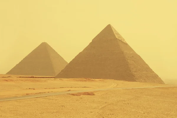 两个黄色埃及金字塔景观 — 图库照片