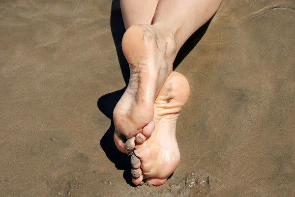Женщина Пересекла Подвиг Песке Пляже — стоковое фото