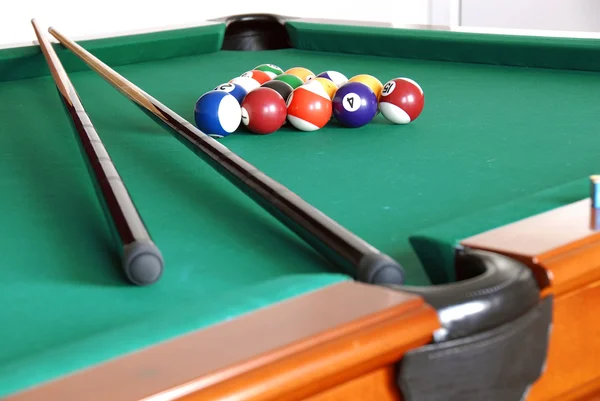 绿色的台球桌与球和两个黑色的提示 — 图库照片