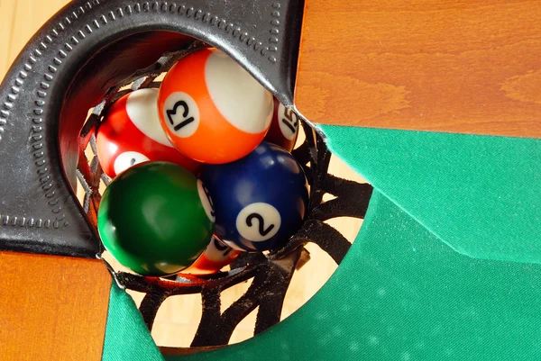 Bollar i Biljard bord ficka — Stockfoto