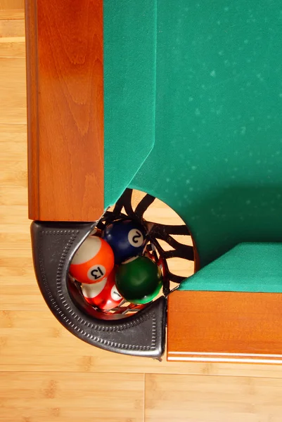 Ballen in biljart tafel zak — Stockfoto