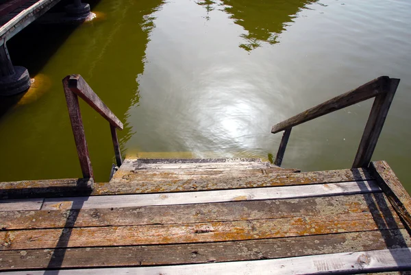 물으로 나무 계단 — 스톡 사진