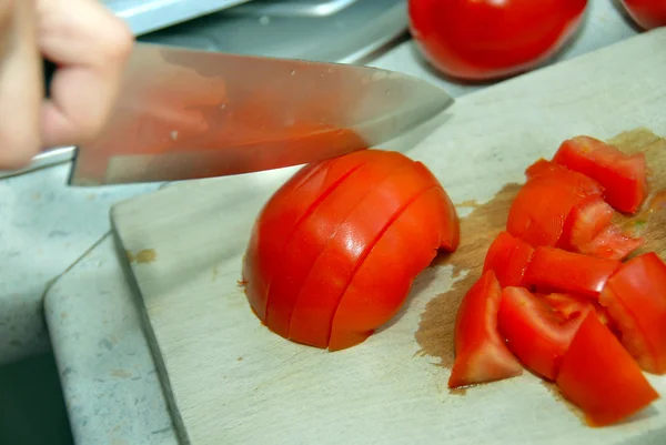 Різання томатний — стокове фото