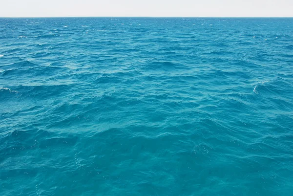 Superfície natural da água do mar azul-turquesa — Fotografia de Stock