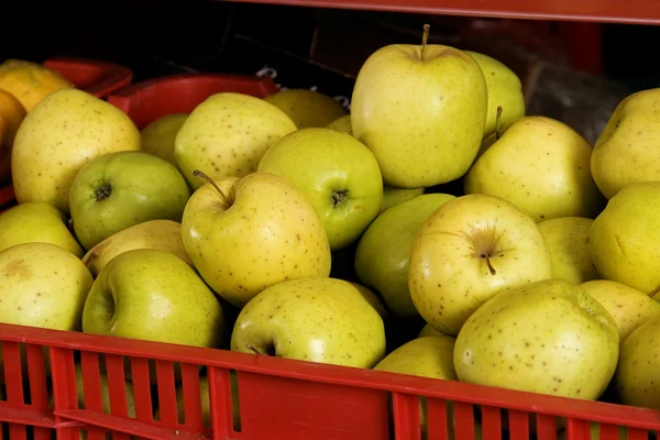 Röd ruta med färska gröna äpplen — Stockfoto