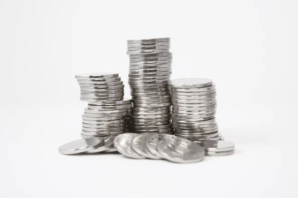 Стопки серебряных монет — стоковое фото
