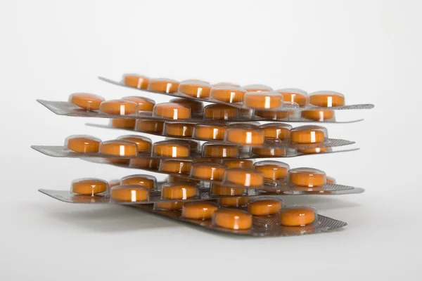 Päckchen mit orangefarbenen Pillen — Stockfoto