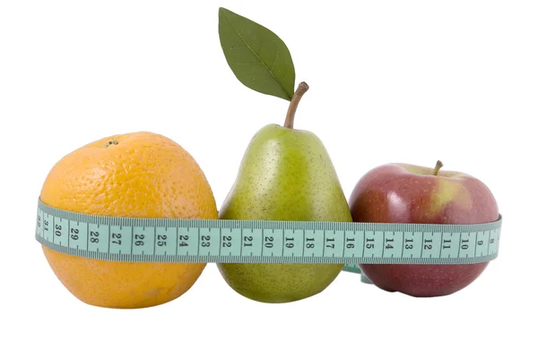 Apelsin, päron och rött äpple med mätning tejp — Stockfoto