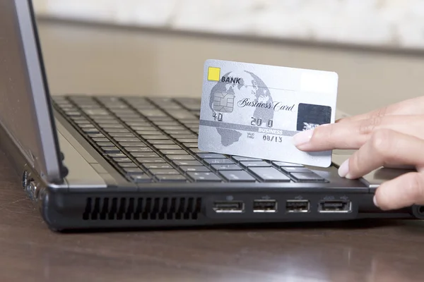 Donna mani in possesso di carta di credito, shopping online concep — Foto Stock