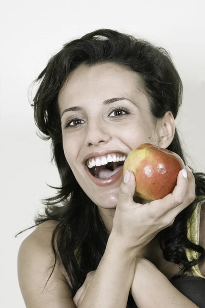 Giovane donna felice sorridente con mela rossa — Foto Stock